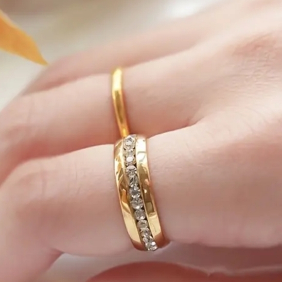 18k Gold-Plated Exquisite Ring - Picture 4 of 5